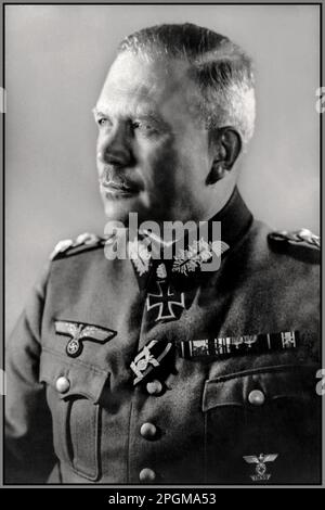 NAZI-OFFIZIER GENERAL Heinz Wilhelm Guderian in Uniform, formelles 1930er Studio-Porträt. Ein deutscher Nazi-Wehrmacht-General während des Zweiten Weltkriegs, der nach dem Krieg ein erfolgreicher Memoirist wurde. Als früherer Pionier und Befürworter des "Blitzkrieg"-Ansatzes spielte er eine zentrale Rolle bei der Entwicklung des Konzepts des Geschäftsbereichs panzer. 1936 wurde er Inspektor für motorisierte Truppen. Geboren Am 17. Juni 1888, Chełmno, Polen Verstorben Am 14. Mai 1954, Schwangau, Deutschland Stockfoto