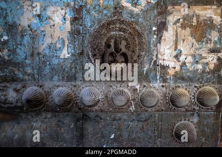 Die alte, rustikale Tür wurde geschlossen. Antike Tür mit rustikalem Schloss. Abgesplitterte Farbe. Metallgriff. Hauseingang. Klassisch. Alte Geschichte. Im Iran Stockfoto