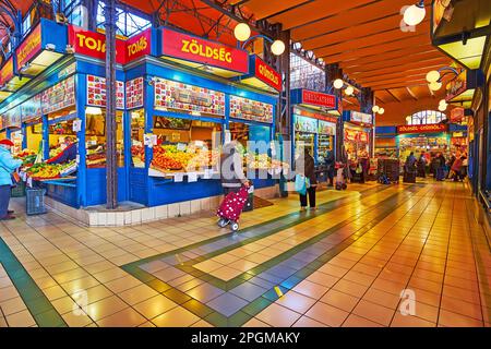 BUDAPEST, UNGARN - 22. FEBRUAR 2022: Im Inneren der zentralen Markthalle mit Obst- und Gemüseständen, am 22. Februar in Budapest Stockfoto