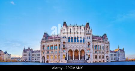 Panorama mit gotischem Parlamentsgebäude, umgeben von der großen Fußgängerzone des Lajos Kossuth Platzes, Budapest, Ungarn Stockfoto