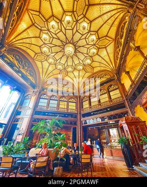 BUDAPEST, UNGARN - 22. FEBRUAR 2022: Das geschnitzte hölzerne Interieur des Parisi Passage Cafe and Brasserie, am 22. Februar in Budapest Stockfoto