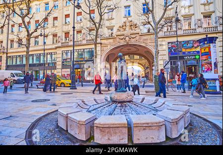 BUDAPEST, UNGARN - 22. FEBRUAR 2022: Vaci Street with Little Boy Fountain against the Sapientia School of Theology, am 22. Februar in Budapest Stockfoto