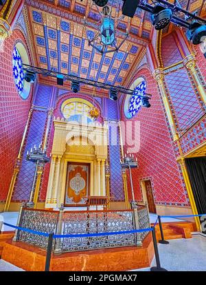 BUDAPEST, UNGARN - 22. FEBRUAR 2022: Die reich verzierte Torah Ark, Buntglasfenster und geometrische Muster an den Wänden der Rumbach Street Synagoge, o Stockfoto