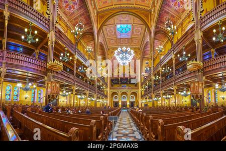BUDAPEST, UNGARN - 22. FEBRUAR 2022: Panoramablick auf das Innere des maurischen Revival der Dohany Street Synagoge, am 22. Februar in Budapest Stockfoto
