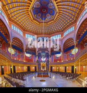 BUDAPEST, UNGARN - 22. FEBRUAR 2022: Die reich verzierte Halle der Rumbachstraße-Synagoge mit goldenen geometrischen Mustern, Säulen, Buntglasfenstern, Stockfoto
