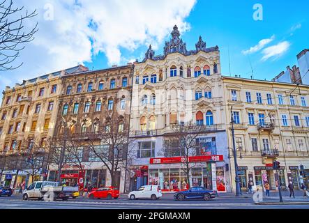 BUDAPEST, UNGARN - 22. FEBRUAR 2022: Karoly Boulevard mit historischen Stadthäusern und kunstvollem Severa House, dekoriert mit Stuck und Mosaikbildern, am Februar Stockfoto