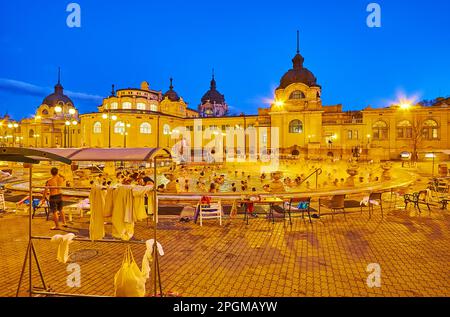 BUDAPEST, UNGARN - 22. FEBRUAR 2022: Beleuchteter Innenhof mit Thermalbad Szechenyi im Freien, am 22. Februar in Budapest Stockfoto
