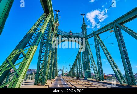 Gehen Sie die wunderschöne Freiheitsbrücke hinunter, die mit hellgrünen Metalldetails dekoriert ist, Budapest, Ungarn Stockfoto