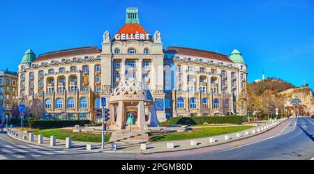 BUDAPEST, UNGARN - 22. FEBRUAR 2022: Erkunden Sie die Wahrzeichen des St. Gellert Platzes, einschließlich Gellert Hill und Gellert Thermalbäder Gebäude, am 22. Februar Stockfoto