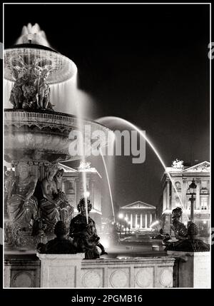 Place de la Concorde Brunnen 1950 historisches Paris bei Nacht Brunnen am Place de la Concorde Paris Frankreich die Fontaines de la Concorde sind zwei monumentale Brunnen am Place de la Concorde im Zentrum von Paris. Sie wurden von Jacques Ignace Hittorff entworfen und 1840 während der Herrschaft von König Louis-Philippe B&W Time Exposure Paris France fertiggestellt Stockfoto