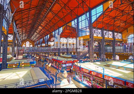 BUDAPEST, UNGARN - 22. FEBRUAR 2022: Die zentrale Markthalle ist der beliebte Touristenort und bietet eine große Auswahl an traditionellen ungarischen Waren und Speisen in Fe Stockfoto