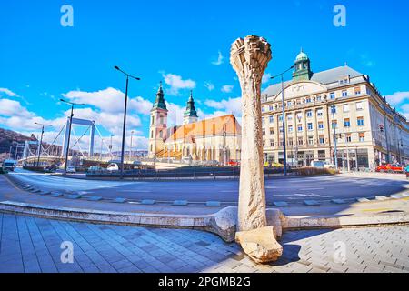 BUDAPEST, UNGARN - 22. FEBRUAR 2022: Der Stein Budapest eine Perle der Donaustatue auf dem Marcius-15-Platz vor der Theologischen Hochschule Sapientia Stockfoto