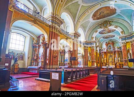 BUDAPEST, UNGARN - 22. FEBRUAR 2022: Gebetshalle der Innenstadtfranziskanischen Kirche mit reichen Dekorationen und einem Altar, am 22. Februar in Budapest Stockfoto