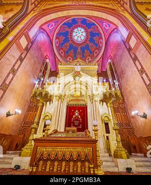 BUDAPEST, UNGARN - 22. FEBRUAR 2022: Die steinerne Torah Ark of Dohany Street Synagoge ist mit Schnitzereien, Goldmustern und prächtigen Kerzenleuchtern dekoriert, Stockfoto