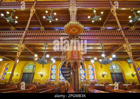 BUDAPEST, UNGARN - 22. FEBRUAR 2022: Die im gotischen Stil geschnitzte Holzkanzel der Synagoge der Dohany Street mit vergoldeten Mustern und Magen David (David Star), ON Stockfoto