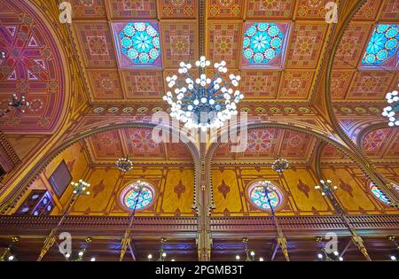 Die dekorative Decke mit geometrischen Mustern, Buntglasfenstern und alten Kronleuchtern der Dohany Street Synagoge in Budapest, Ungarn Stockfoto