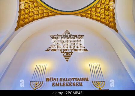 BUDAPEST, UNGARN - 22. FEBRUAR 2022: Menorah-Kerzenlicht und David-Stern an der Wand des Heldentempels, am 22. Februar in Budapest Stockfoto