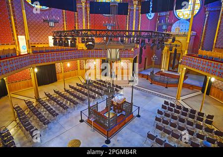 BUDAPEST, UNGARN - 22. FEBRUAR 2022: Das im maurischen Stil wiederbelebte Innere der restaurierten Rumbach Street Synagoge, am 22. Februar in Budapest Stockfoto