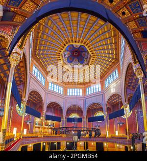 BUDAPEST, UNGARN - 22. FEBRUAR 2022: Das prunkvolle Interieur im maurischen Revival-Stil mit Schnitzereien, geometrischen Mustern, Buntglasfenstern, Mocarabe und Stockfoto