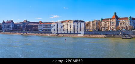 Das Panorama am Ufer der Donau mit den Gebäuden des Gellert Spa und der Universität für Technologie und Wirtschaft, Budapest, Ungarn Stockfoto