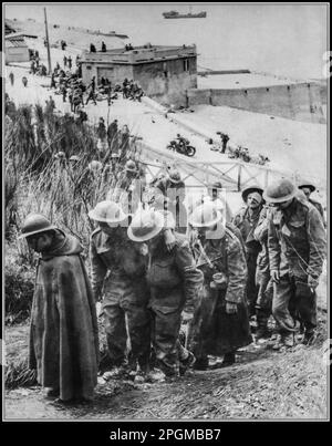 DÜNKIRCHEN WW2 britische Häftlinge in Dünkirchen, die Evakuierung Dünkirchen, die Operation Dynamo und auch bekannt als das Wunder von Dünkirchen, Oder nur Dünkirchen, war die Evakuierung von mehr als 338.000 alliierten Soldaten während des Zweiten Weltkriegs von den Stränden und dem Hafen von Dünkirchen im Norden Frankreichs, zwischen dem 26. Mai und dem 4. Juni 1940, Juni 1940. (Eva Braun Kollektion). Stockfoto