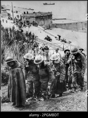 DÜNKIRCHEN WW2 britische Häftlinge in Dünkirchen, die Evakuierung Dünkirchen, die Operation Dynamo und auch bekannt als das Wunder von Dünkirchen, Oder nur Dünkirchen, war die Evakuierung von mehr als 338.000 alliierten Soldaten während des Zweiten Weltkriegs von den Stränden und dem Hafen von Dünkirchen im Norden Frankreichs, zwischen dem 26. Mai und dem 4. Juni 1940, Juni 1940. (Eva Braun Kollektion). Stockfoto