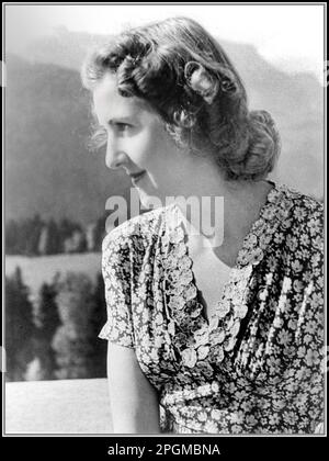 1930er Eva Braun im Berghof, in Berchtesgaden Bayern Nazi-Deutschland. (Geboren am 6. Februar 1912, München, Deutschland – verstorben am 30. April 1945, Berlin), Geliebte und spätere Ehefrau von Adolf Hitler. Sie wurde in eine bayerische Familie geboren und studierte am katholischen Jungfraueninstitut in Simbach-am-Inn. 1930 war sie eine Verkäuferin im Studio von Heinrich Hoffmans, Hitlers Fotografin, und traf auf diese Weise Hitler. Sie wurde seine Geliebte und wohnte in einem Haus, das er in München zur Verfügung stellte; 1936 zog sie in sein Chalet Berghof in Berchtesgaden. Unbekannter Fotograf, Bild aus den Fotoalben von Eva Braun Stockfoto