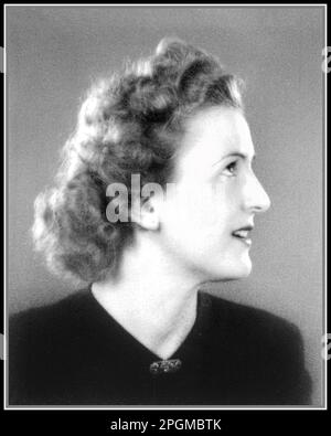 1930er Eva Braun Studioporträt, möglicherweise aufgenommen von ihrem Arbeitgeber Hoffman (geboren am 6. Februar 1912, München, Deutschland – verstorben am 30. April 1945, Berlin), Geliebte und spätere Ehefrau von Adolf Hitler. Sie wurde in eine bayerische Familie geboren und studierte am katholischen Jungfraueninstitut in Simbach-am-Inn. 1930 war sie eine Verkäuferin im Studio von Heinrich Hoffmans, Hitlers Fotografin, und traf auf diese Weise Hitler. Sie wurde seine Geliebte und wohnte in einem Haus, das er in München zur Verfügung stellte; 1936 zog sie in sein Chalet Berghof in Berchtesgaden. Bild aus den Fotoalben von Eva Braun Stockfoto