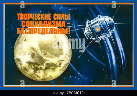 Sowjetisch-russisches 1950er-Weltraumpropaganda-Poster der UdSSR, das im Rahmen des sowjetischen Weltraumprogramms die Technologie des Weltraumrennens mit einem Sputnik-Satelliten im Weltraum mit dem Mond in der Nähe illustriert. POSTER MIT DER ÜBERSCHRIFT „DIE KREATIVEN KRÄFTE DES SOZIALISMUS SIND GRENZENLOS!“ Stockfoto