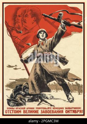 1942 OPERATION BARBAROSSA Sowjet UdSSR Russische Propaganda Poster "Krieger der Roten Armee zerstören die deutschen Invasoren, wir werden die großen Eroberungen des Oktobers verteidigen " Illustration eines Soldaten der Roten Armee, der die rote Flagge hält, mit den sowjetischen Führern Stalin und Lenin im Profil, Steht über einem toten Nazi-Wehrmachtssoldaten, während russische Truppen vorrücken. Stockfoto