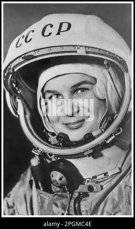 PROPAGANDA-Bild VON VALENTINA TERESHKOVA SPACE Vintage 1960er Jahre Russische Sowjetunion Weltraumrennen der UdSSR am 16. Juni 1963 im Alter von 26 Jahren wurde Valentina Tereshkova die erste Frau, die im Weltraum flog. Ihre dreitägige Mission war die 12. Raumfahrt in der Geschichte, nach mehreren Flügen mit russischem Vostok und amerikanischem Merkur. Festgeschnallt an ihrem Schleudersitz fuhr Tereshkova in der 7,5 Fuß breiten (2,3 Meter) druckbelüfteten Kabine des Vostok-6 in einer 3-tägigen Weltraummission. - Stockfoto