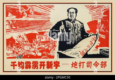1960er Chinesisches Propagandaposter mit dem Vorsitzenden Mao als göttlichen Obersten Führer, der seine Gedanken für seine enthusiastischen kommunistischen Anhänger schreibt. ÜBERSETZT: TAUSENDE VON BLITZEN ÖFFNEN DAS NEUE UNIVERSUM UND BOMBARDIEREN DAS HAUPTQUARTIER. Stockfoto
