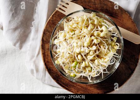 Schüssel mit frischen Mungbohnensprossen. Gesundes Essen. Stockfoto