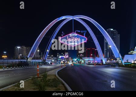 Ein Bild der Las Vegas Boulevard Gateway Arches bei Nacht. Stockfoto