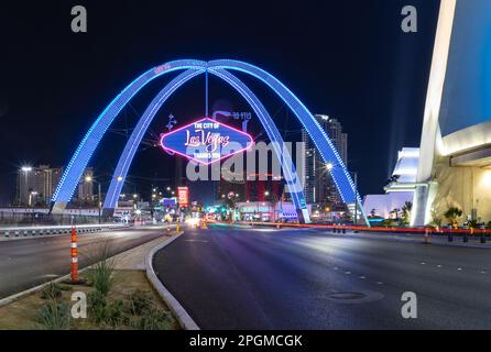 Ein Bild der Las Vegas Boulevard Gateway Arches bei Nacht. Stockfoto