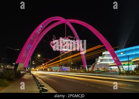 Ein Bild der Las Vegas Boulevard Gateway Arches bei Nacht, mit einigen leichten Gemälden vom Verkehr in der Nähe. Stockfoto