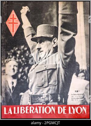 WW2 LYON Frankreich der französische Befreiungsgeneral De Gaulle feiert in Uniform "LA LIBERATION DE LYON" in Südfrankreich, vor der Besetzung Nazideutschlands. Emblem des Kreuzes von Lothringen das Symbol des Freien Frankreichs während des Zweiten Weltkriegs ist auf diesem Titelblatt des Magazins mit einem Preis von 12 frs aufgedruckt. Stockfoto