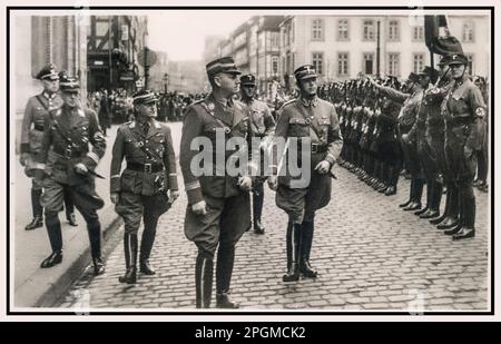 1930er Karl Ernst inspiziert eine Sturmabteilung auf einer Nazi-Parade KARL ERNST Nazi Deutschland. Karl Ernst war SA-Gruppenführer, der Anfang 1933 SA-Führer in Berlin war. Bevor er der Nazi-Partei beitrat, war er Hotelpage und Türsteher in einem schwulen Nachtclub. Er war einer der Hauptbeteiligten am außergerichtlichen Mord an Albrecht Höhler. Stockfoto