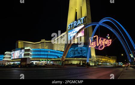 Ein Bild von STRAT Hotel, Casino und SkyPod und Las Vegas Boulevard Gateway Arches bei Nacht. Stockfoto