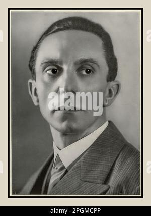 GOEBBELS 1930er Joseph Goebbels formelles Studioporträt. Dr. Paul Joseph Goebbels war ein deutscher Nazipolitiker, der Gauleiter von Berlin, Chefpropagandist der Nazipartei und dann Reichsminister der Propaganda von 1933 bis 1945 war, als er Selbstmord im Hitlers-Berliner Bunker beging, um der Verhaftung der sich vorwärts bewegenden alliierten Truppen zu entkommen. Stockfoto