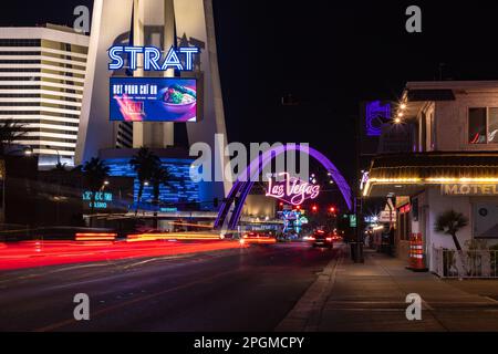 Ein Bild von STRAT Hotel, Casino und SkyPod und Las Vegas Boulevard Gateway Arches bei Nacht. Stockfoto