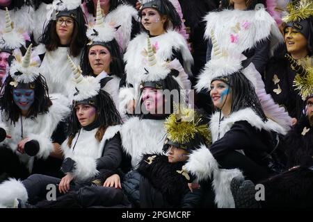 Rijeka, Kroatien, 19. Februar 2023. Mädchen und Frauen in süßen Einhorn-Kostümen posieren auf dem Jahrmarkt Stockfoto