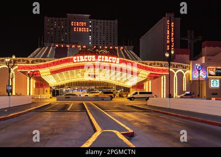 Ein Bild vom Eingang zum Circus Circus Hotel und Casino bei Nacht. Stockfoto