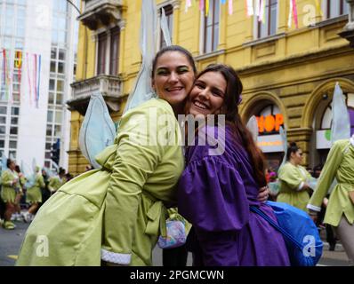 Rijeka, Kroatien, 19. Februar 2023. Zwei hübsche junge Mädchen posieren am Karnevalstag bei der Karnevalsparade Stockfoto