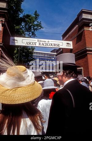 ROYAL ASCOT Races Vintage Retro 1980s Ladies Day Retro Racegoer in formeller Kleidung betreten den Ascot Race Course auf dem sonnigen historischen Royal Ladies Day Ascot Race Course Ascot Berkshire UK Stockfoto