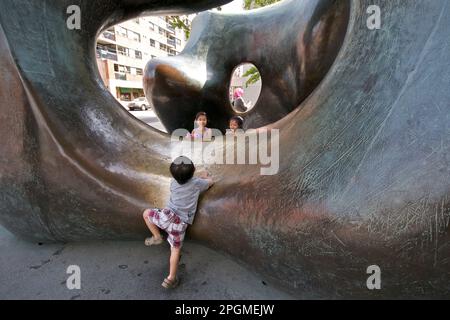 Toronto, Ontario, Kanada - 08/25/2013: Kinder spielen in der Nähe der Skulptur in der Art Gallery of Ontario Stockfoto