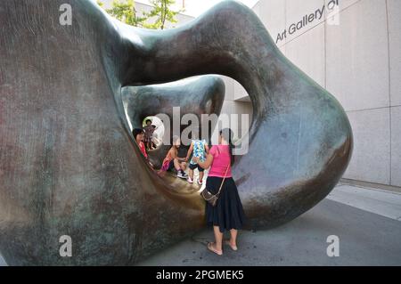 Toronto, Ontario, Kanada - 08/25/2013: Kinder spielen in der Nähe der Skulptur in der Art Gallery of Ontario Stockfoto