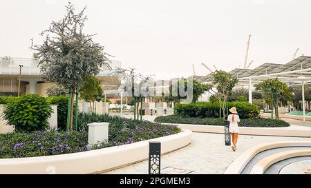 Vereinigte Arabische Emirate, Abu Dhabi - 13. märz 2023: Touristenspaziergang im Masdar City Central Park. Die nachhaltigste Infrastruktur von Gemeinden und Parks der Welt. Urbane Niedrigster Stockfoto