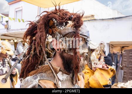 Huelva, Spanien - 18. März 2023: Ein Mann, gekleidet als Krieger in exotischen Kostümen, bei der Parade der mittelalterlichen Entdeckungsmesse in Palos de la Frontera, Stockfoto