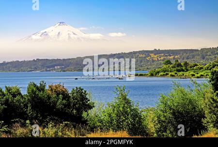 Sierra Nevada anden Wanderweg entlang des Sees, Berglandschaft, Hintergrund des Vulkans llaima - Conguillio Nationalpark, Chile Stockfoto